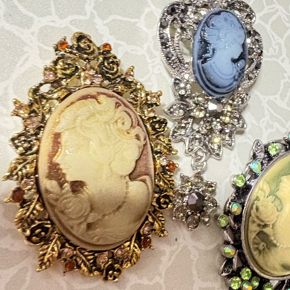 Elegant Cameo style Brooch Set with Gold and Silver tone Accents - Picture 3 of 5